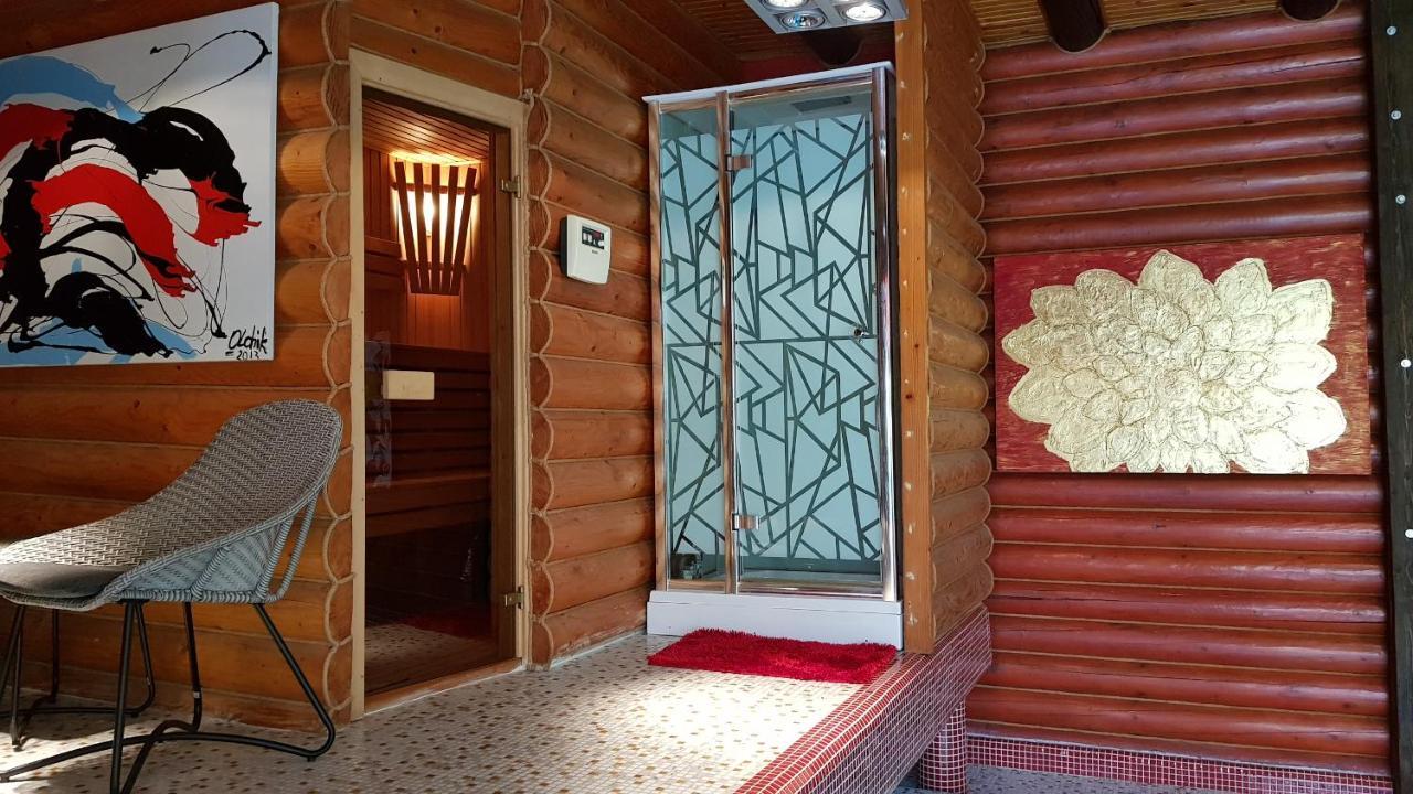 Luxury Apartments With Pool And Sauna In The Villa Chernivtsi Exterior foto